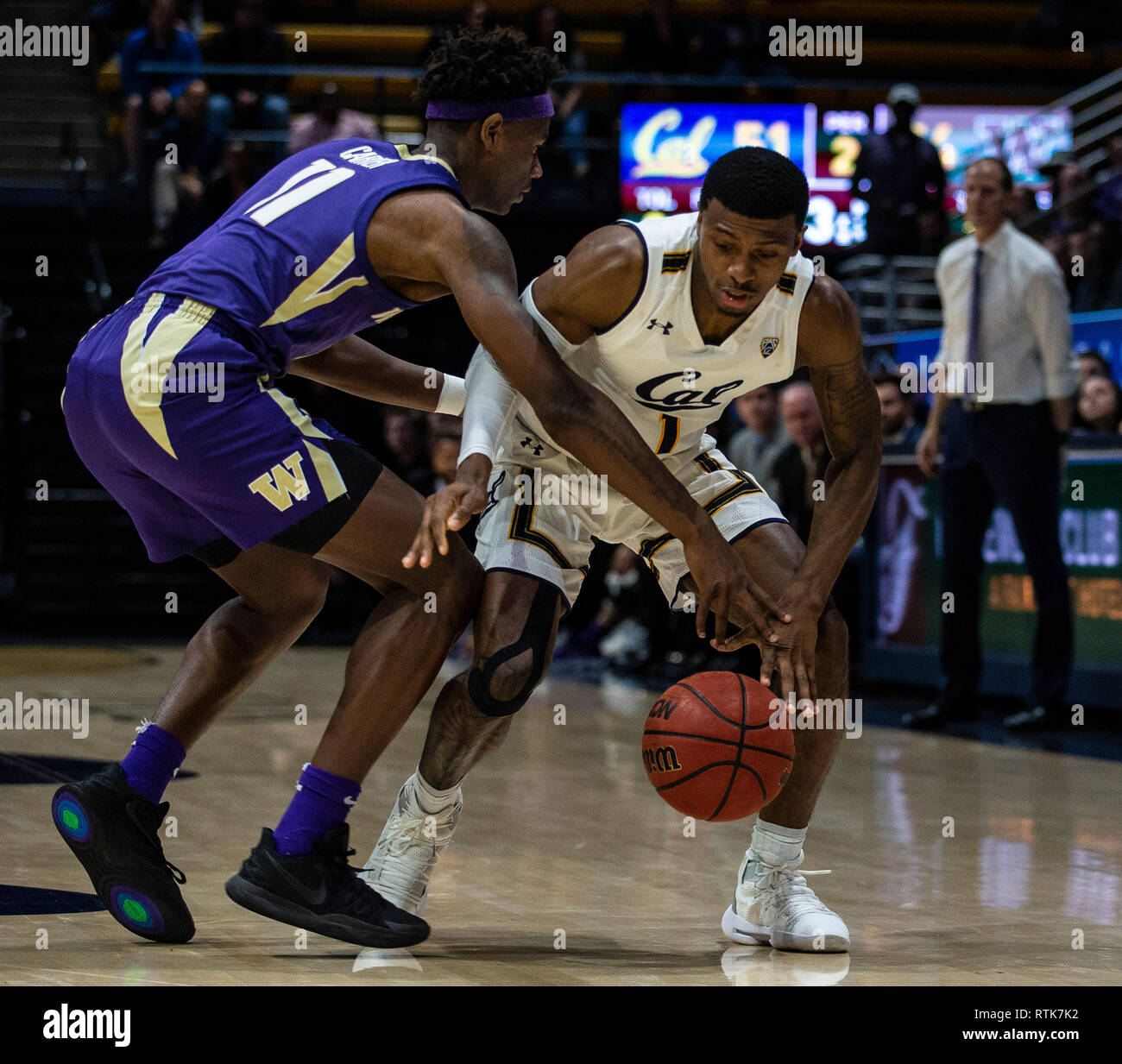 Hass Pavillon Berkeley Calif, USA. 28 Feb, 2019. CA, USA Kalifornien guard Darius McNeill (1) bringt die Kugel oben Hof bei Basketball Spiel der NCAA Men zwischen der Washington Huskies und den Kalifornien goldenen Bären 76-73 Gewinn an Hass Pavillon Berkeley Calif Thurman James/CSM/Alamy leben Nachrichten Stockfoto