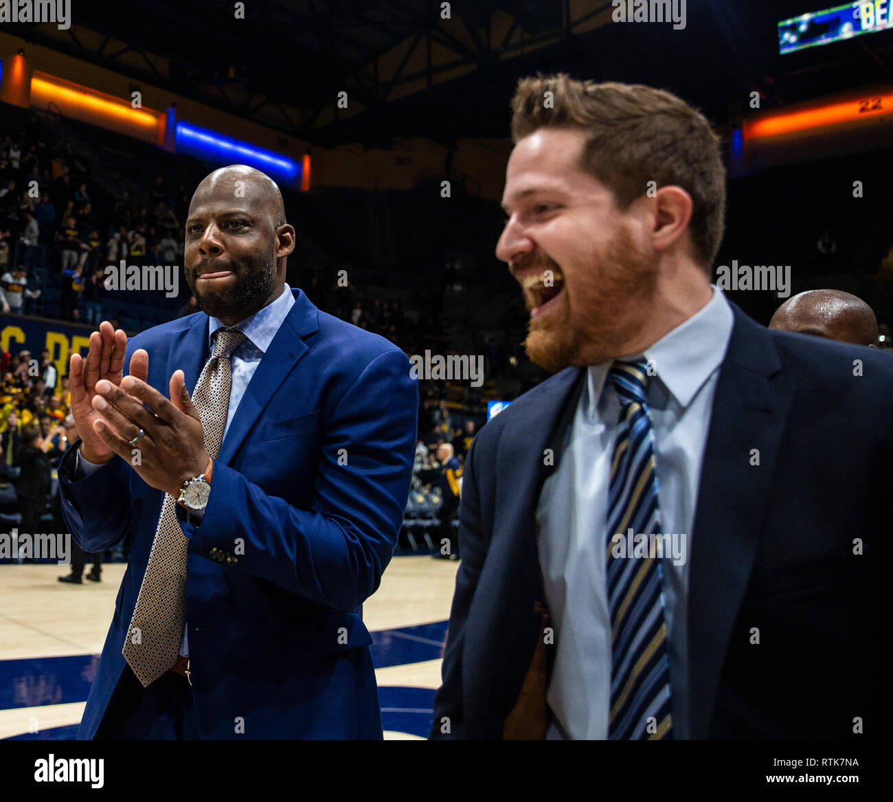 Berkeley, CA, USA. 28 Feb, 2019. A. in Kalifornien Haupttrainer Wyking Jones feiert eine atemberaubende über AP gewinnen, geordnetes #25 Washington nach Basketball Spiel der NCAA Men zwischen der Washington Huskies und den Kalifornien goldenen Bären. Kalifornien gewann 76-73 an Hass Pavillon, Berkeley, Calif. Thurman James/CSM/Alamy leben Nachrichten Stockfoto