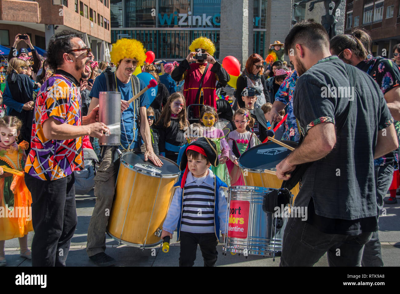 Feiern des Karneval auf den Straßen von Madrid nahm dieses Mal statt in der Nähe von Salamanca. Im Bild Kinder mit einer Gruppe von brasilianischen Batucada, Kredit Alberto Sibaja Stockfoto