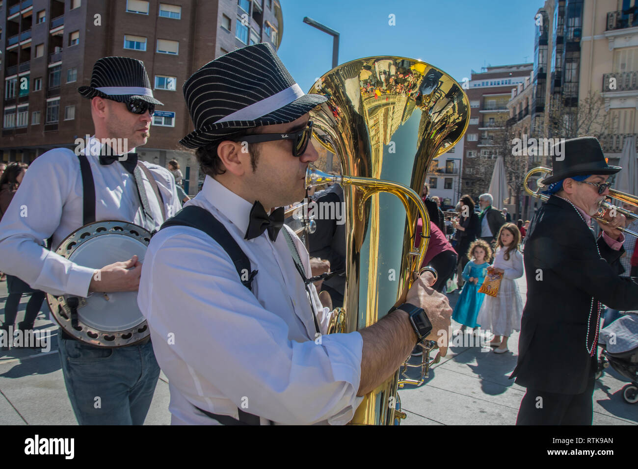 Feiern des Karneval auf den Straßen von Madrid nahm dieses Mal statt in der Nähe von Salamanca. Auf dem Bild eine Gruppe Musiker Stil New Orleans Jazz Musik, Kredit: Alberto Sibaja Stockfoto