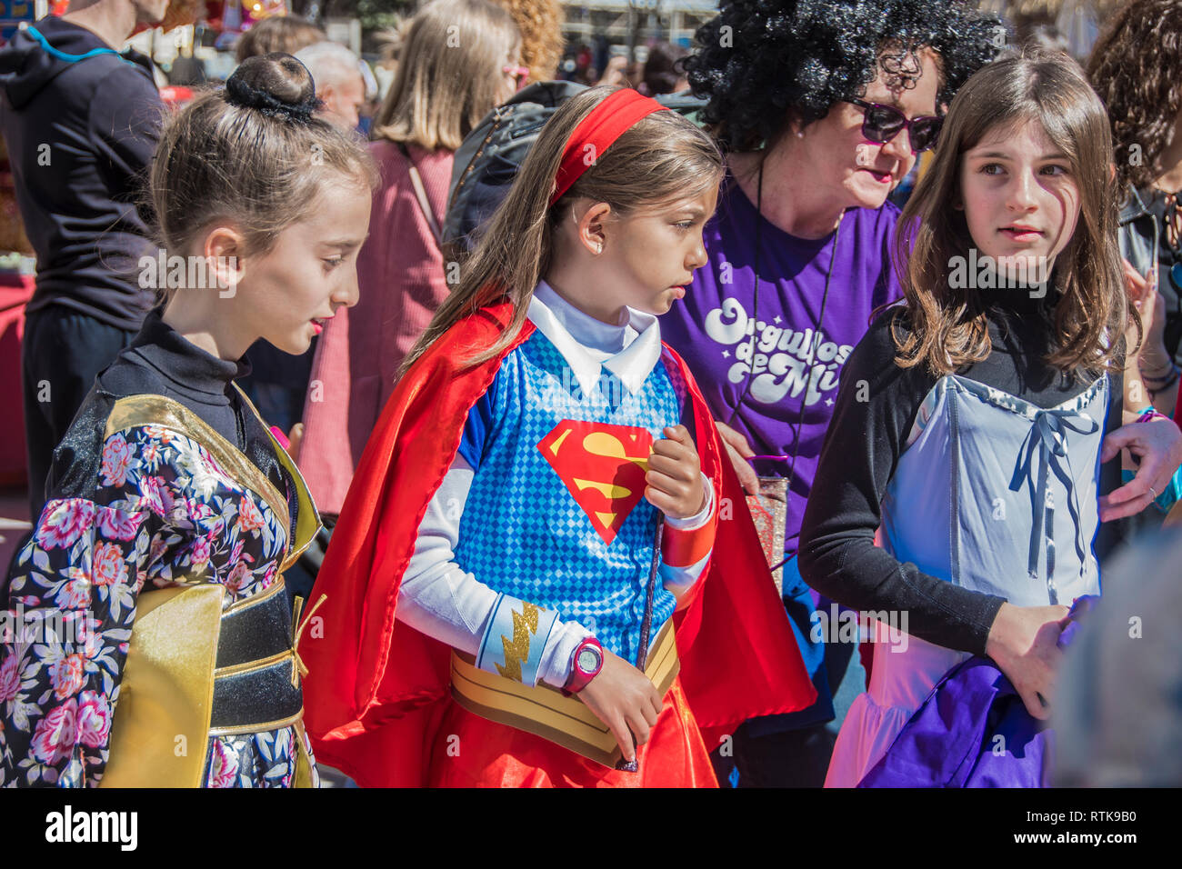 Feiern des Karneval auf den Straßen von Madrid nahm dieses Mal statt in der Nähe von Salamanca. Im Bild ein Mädchen als super Frau credit verschleiern: Alberto Sibaja Stockfoto
