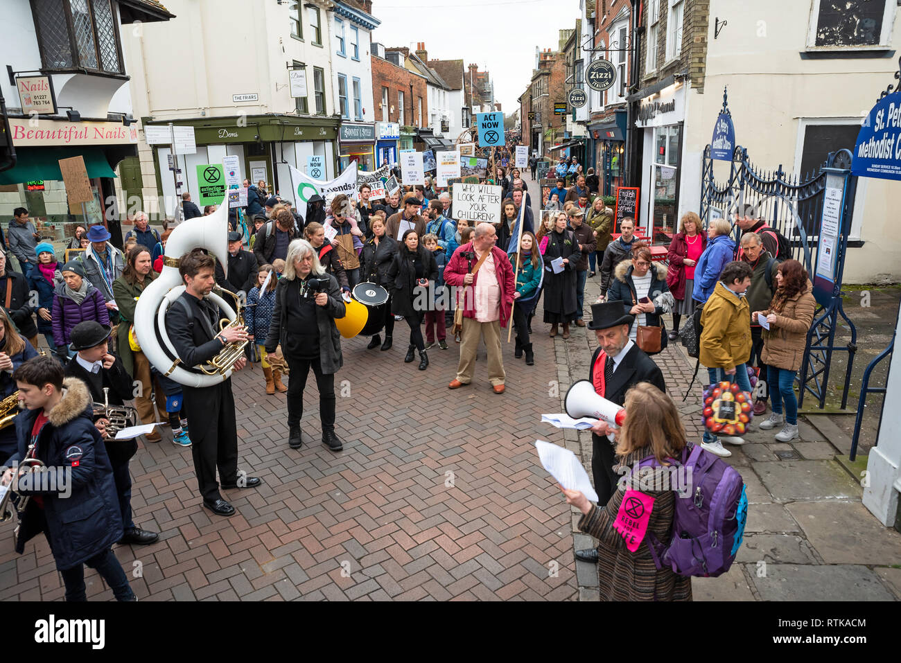 Canterbury, Großbritannien. 23. Februar 2019. Anhänger der Canterbury Aussterben Rebellion Gruppe bilden, im Zentrum der Stadt dann Teil in einem symbolischen Trauerzug, die den Tod von Pflanzen, Tieren, Menschen und der Planeten durch die Klimakrise, Verlust oder das Leben nehmen. Der Protest wird in einem Schwarm Aktion blockieren St. Peters Platz gipfelte. Die Polizei war anwesend, hat aber nicht gestört, es gab keine Verhaftungen. Credit: Stephen Bell/Alamy Live News Credit: Stephen Bell/Alamy leben Nachrichten Stockfoto