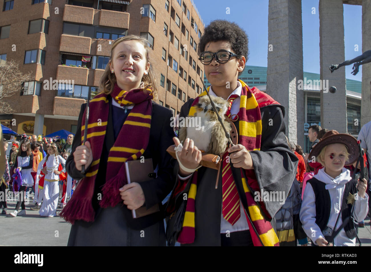 Madrid, Madrid, Spanien. 2 Mär, 2019. Kinder gesehen werden wie Harry Potter Figuren in den Karneval verkleidet. faschingsumzug fand in der Nähe von Salamanca in Madrid treffen Hunderte von Menschen zu Tanz und Musik mit ihren Verkleidungen Gesichter spielen. Credit: Lora Grigorova/SOPA Images/ZUMA Draht/Alamy leben Nachrichten Stockfoto