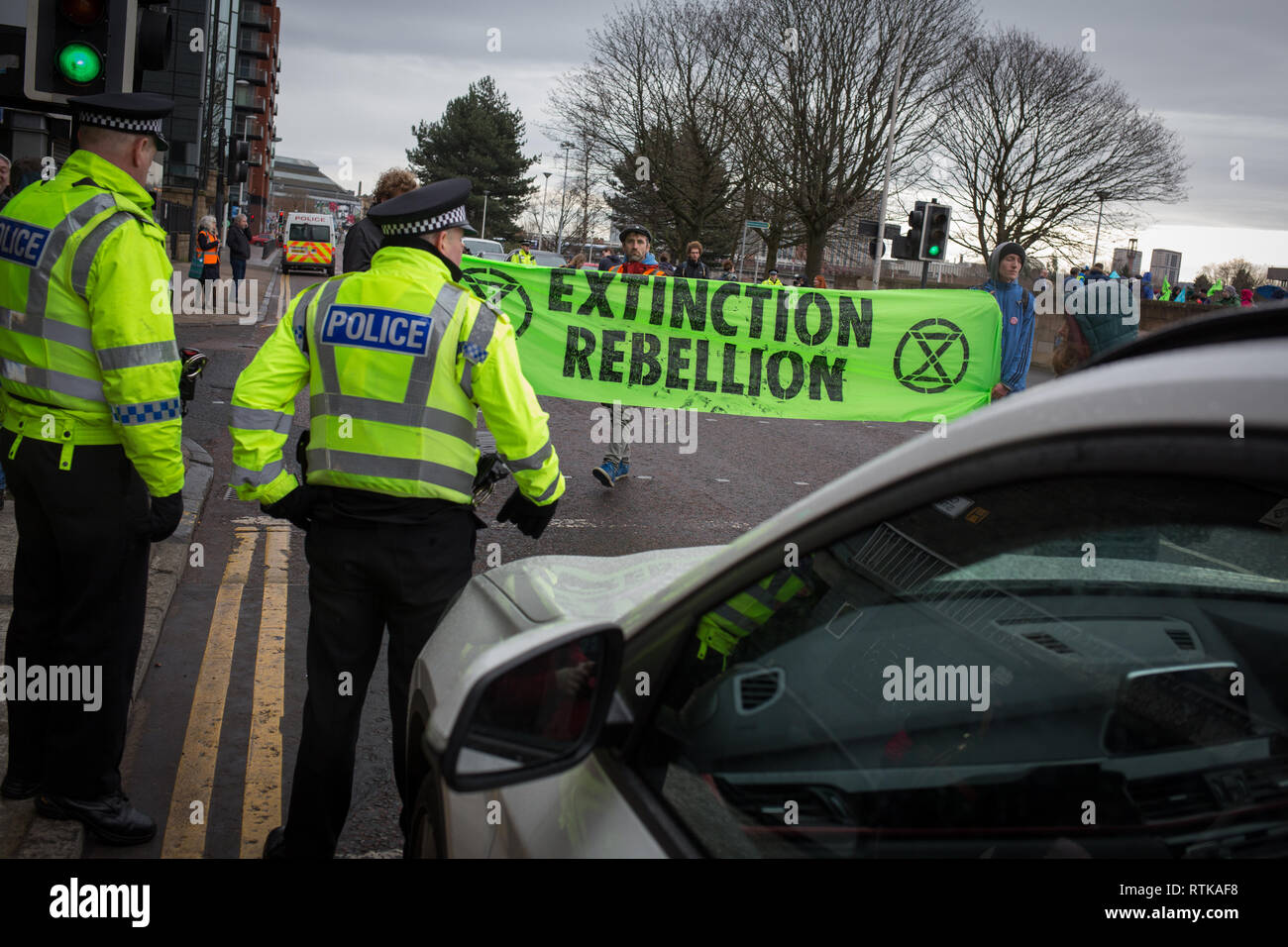 Glasgow, Schottland, 2. März 2019. Das "Blue Wave" Demonstration vom Aussterben Rebellion Klimawandel Gruppe und Unterstützer, blockieren Straßen und bewegen sich durch die Straßen der Stadt das steigende Wasser des Flusses Clyde zu markieren und auf die Gefahren des Klimawandels zu warnen, wenn dringende Maßnahmen nicht sofort ergriffen werden. Die friedliche Demonstration von ca. 200 Menschen kulminierte mit dem symbolischen Werfen von Wasser aus dem Fluss Clyde auf die Stadt schritte Kammern, ein Symbol für die Wasserstände zu kommen. In Glasgow, Schottland. Quelle: Jeremy Sutton-Hibbert / alamy Leben Nachrichten. Stockfoto