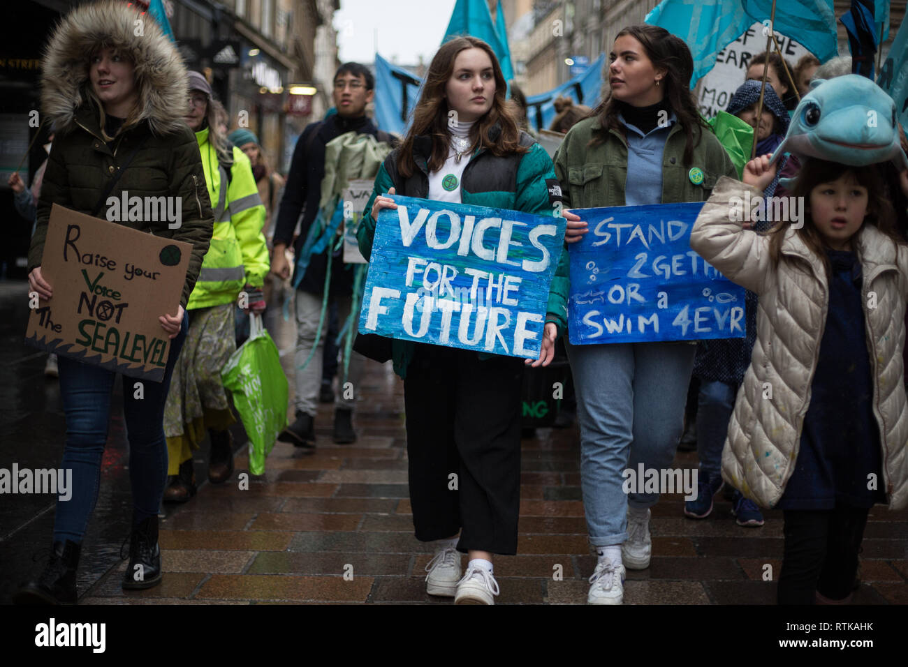 Glasgow, Schottland, 2. März 2019. Das "Blue Wave" Demonstration vom Aussterben Rebellion Klimawandel Gruppe und Unterstützer, blockieren Straßen und bewegen sich durch die Straßen der Stadt das steigende Wasser des Flusses Clyde zu markieren und auf die Gefahren des Klimawandels zu warnen, wenn dringende Maßnahmen nicht sofort ergriffen werden. Die friedliche Demonstration von ca. 200 Menschen kulminierte mit dem symbolischen Werfen von Wasser aus dem Fluss Clyde auf die Stadt schritte Kammern, ein Symbol für die Wasserstände zu kommen. In Glasgow, Schottland. Quelle: Jeremy Sutton-Hibbert / alamy Leben Nachrichten. Stockfoto