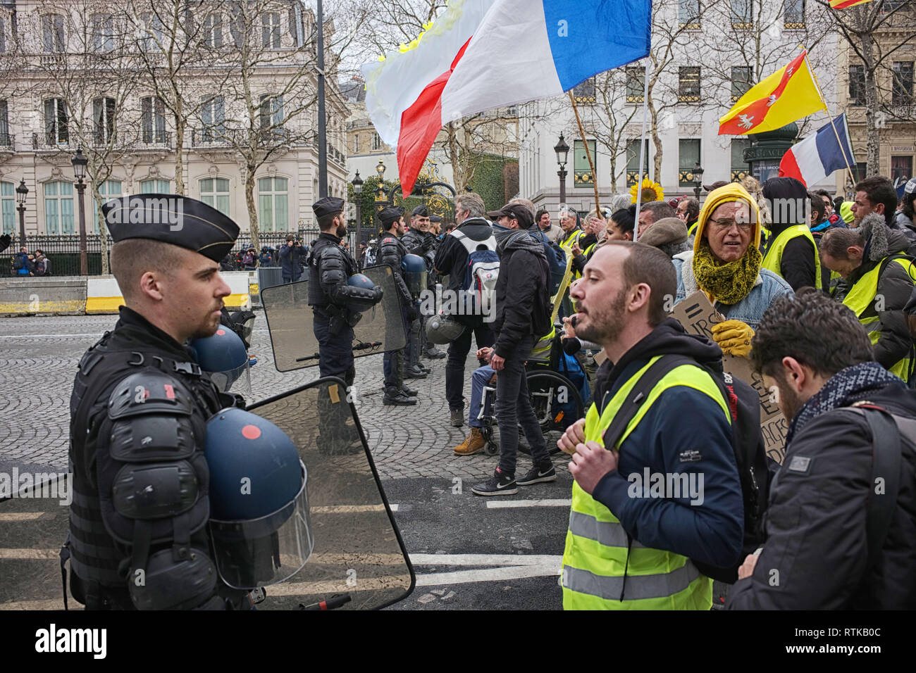 Frankreich. 2. März 2019. 16. Welle der Gelben Westen Proteste, beginnend am Place de l'Etoile, den Champs Elysees, Avenue Montaigne, Iena, bis Trocadero.. Kontakt zwischen Demonstranten und Polizisten. Credit: Roger Ankri/Alamy leben Nachrichten Stockfoto