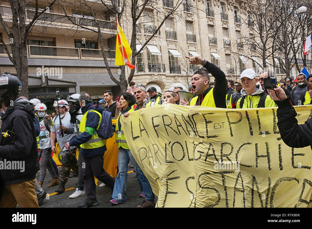 Frankreich. 2. März 2019. 16. Welle der Gelben Westen Proteste, beginnend am Place de l'Etoile, den Champs Elysees, Avenue Montaigne, Iena, bis Trocadero.. Demonstranten Gesichter und Porträts. Credit: Roger Ankri/Alamy leben Nachrichten Stockfoto