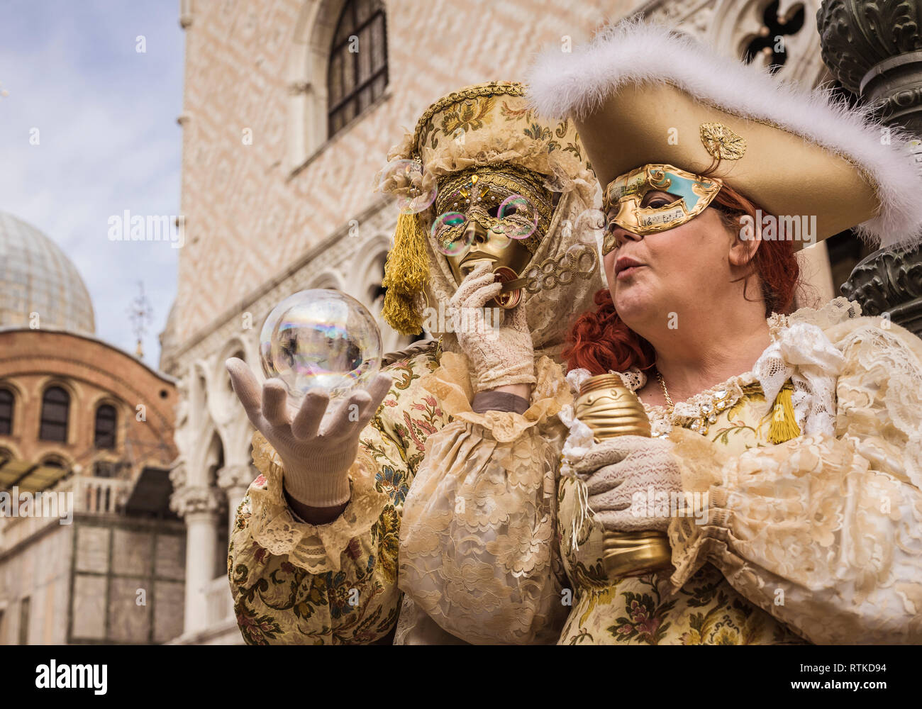 Ein paar Karnevalsmasken in Venedig, Italien Stockfoto