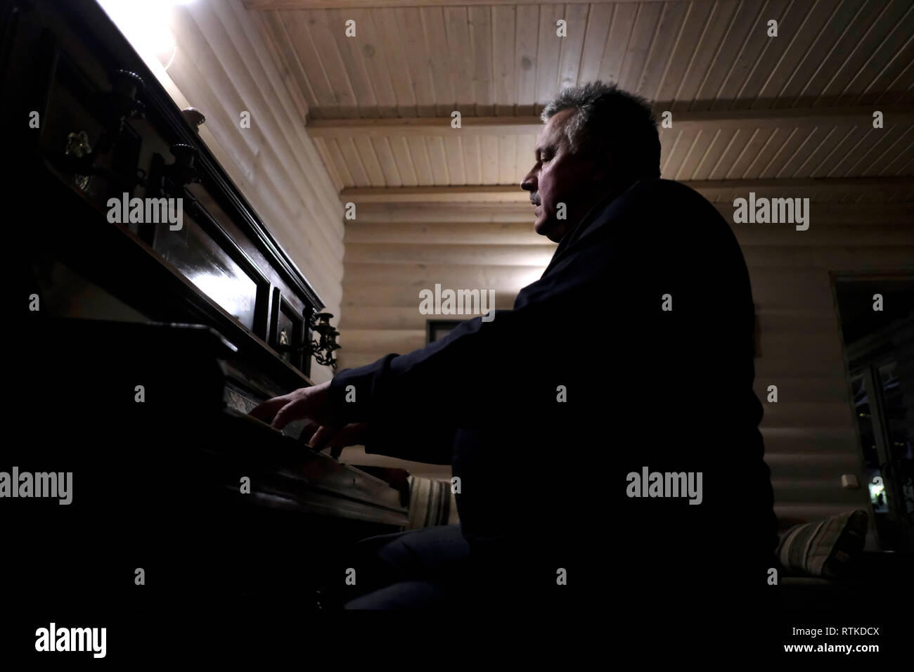Anatoly Ganets Inhaber der Ganka Homestead spielt Klavier, als er die Gäste in seinem Hof im volozhin Region Belarus unterhält Stockfoto