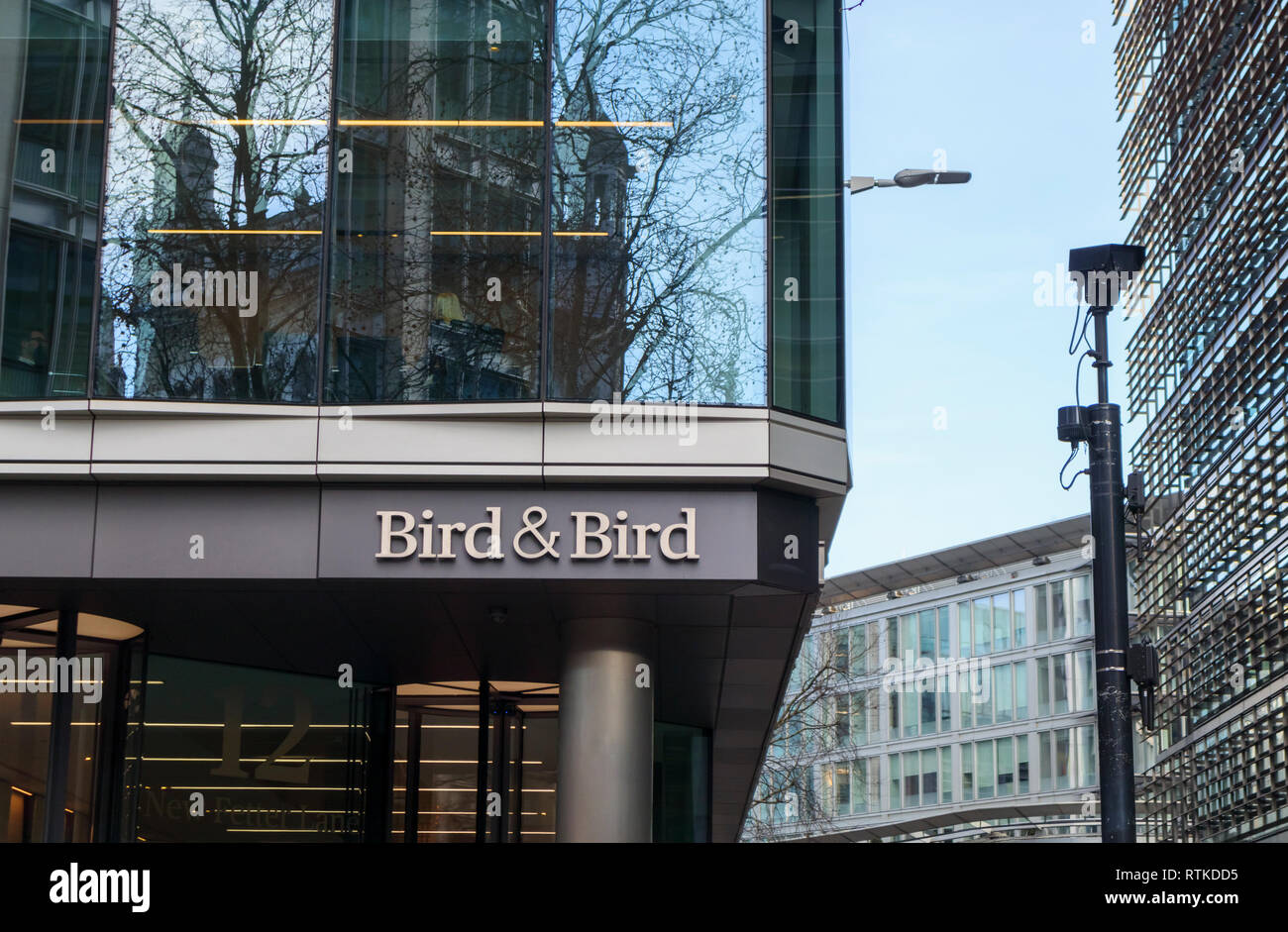 Typenschild der internationalen Anwaltskanzlei Bird & Bird in der Londoner Zentrale Büros in 12 New Fetter Lane, London EC4 Stockfoto