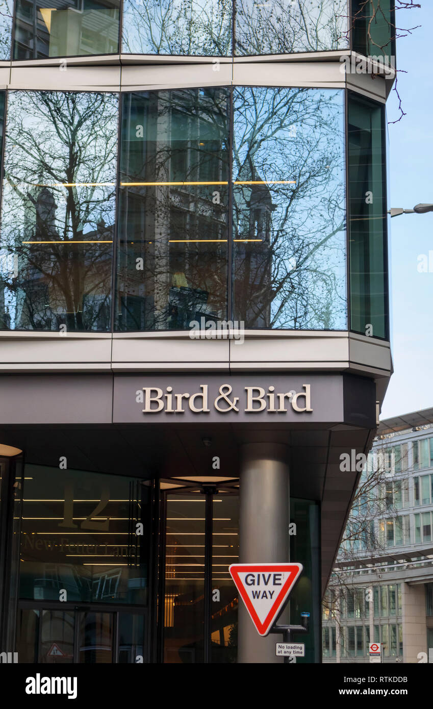 Typenschild der internationalen Anwaltskanzlei Bird & Bird in der Londoner Zentrale Büros in 12 New Fetter Lane, London EC4 Stockfoto
