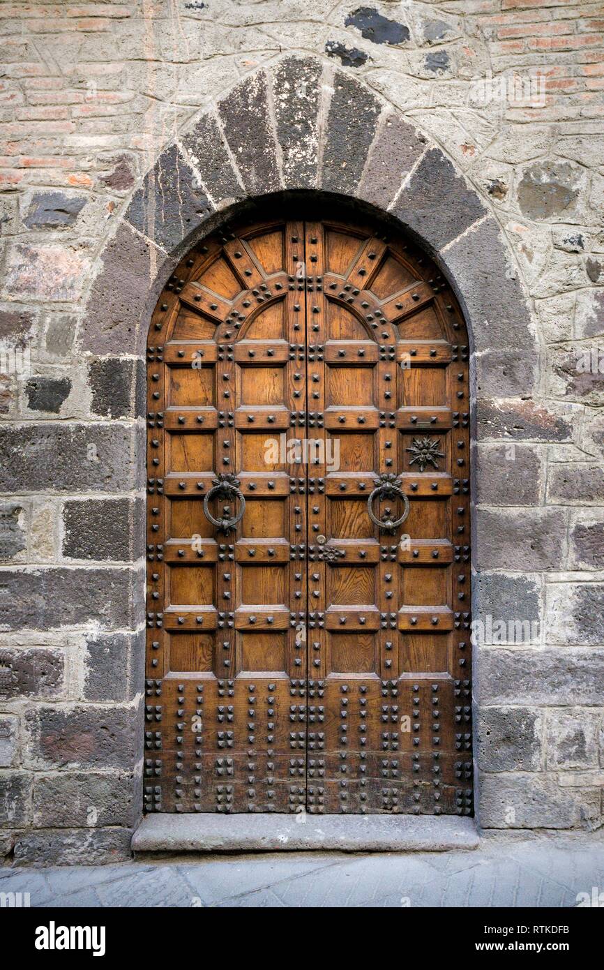 Alte Tür ar die Straßen des alten kleinen italienischen Stadt. Toskana, Italien Stockfoto