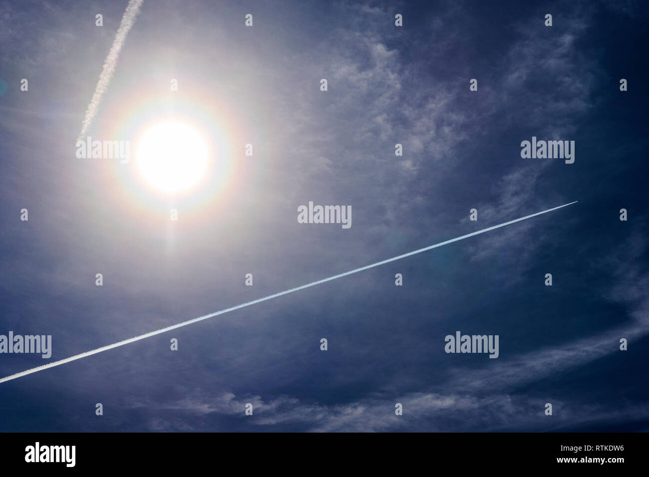 Jet Kondensstreifen Muster erstellen gegen kobaltblauen Himmel & Sonne; Colorado; USA Stockfoto