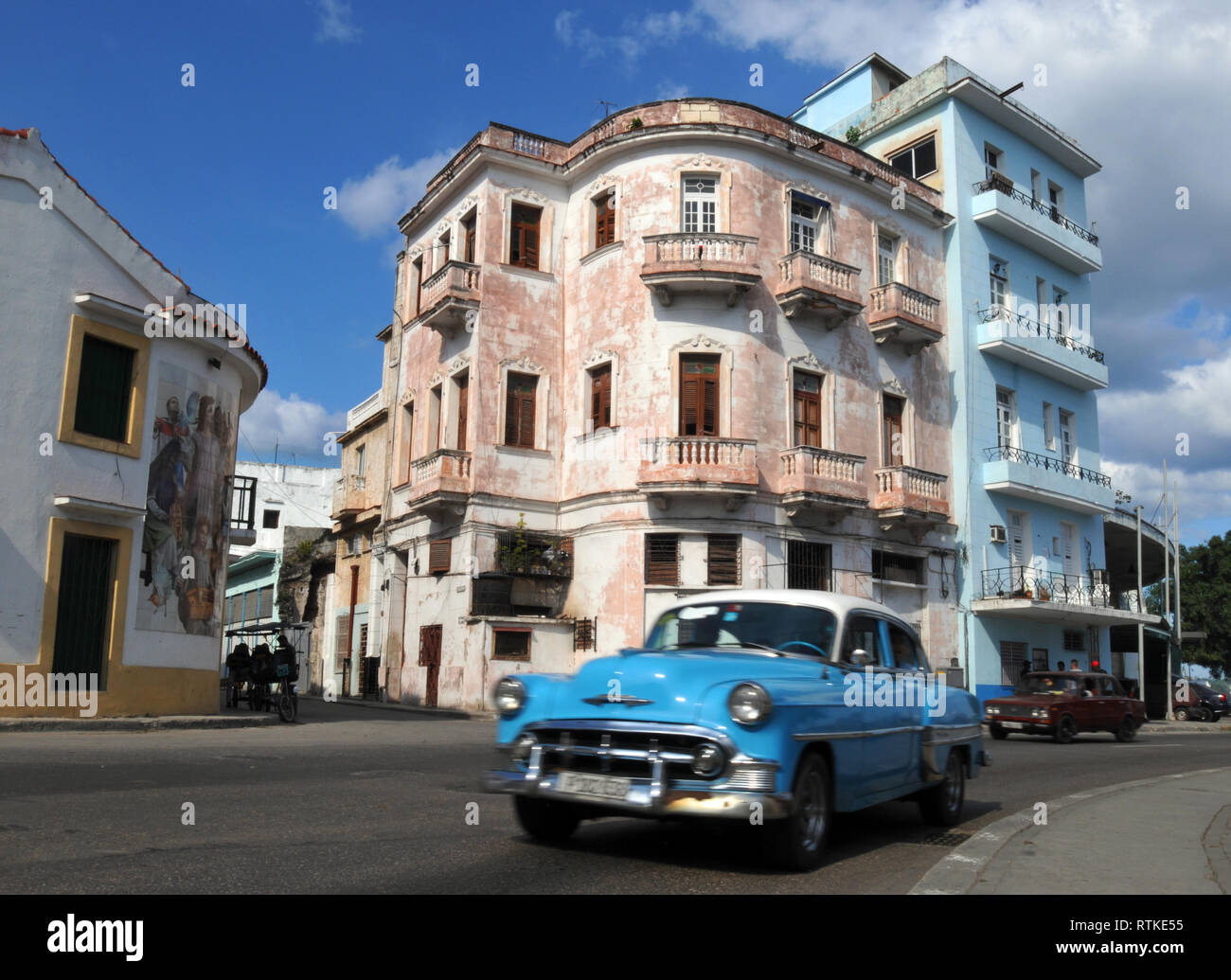 Ein klassisches Auto fährt auf einer Straße in der Altstadt von Havanna, Kuba, gesäumt mit bunten, historische Gebäude. Vintage amerikanische Autos sind einem gemeinsamen Standort in der Hauptstadt. Stockfoto