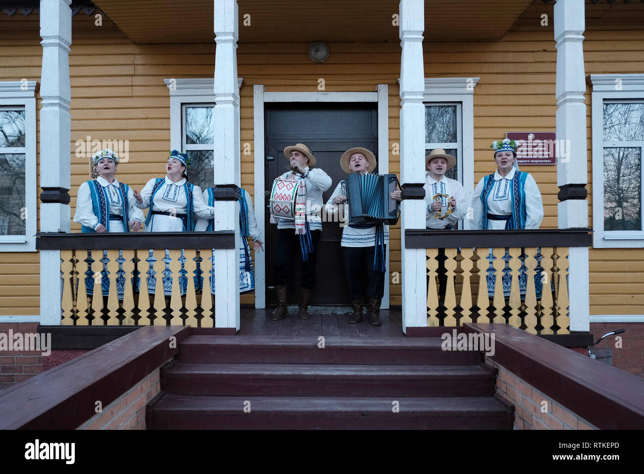 Weißrussische Folkloreband in traditionellem Gewand mit Volksliedern am Eingang zum Motal Folk Arts Museum in Motol oder Motal, einer Gemeinde in Ivanava Raion in der Region Brest Stockfoto