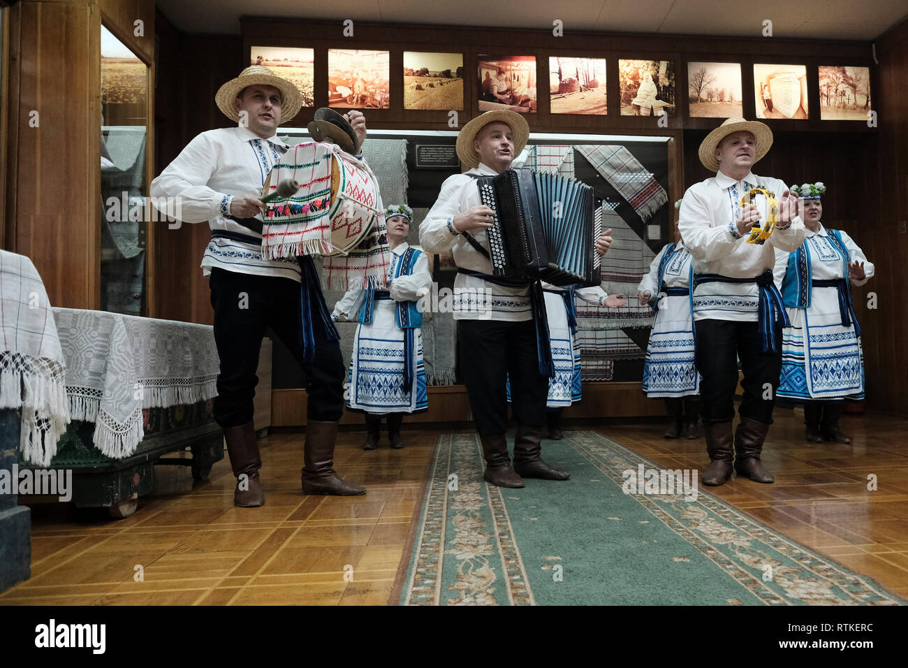 Weißrussische Folkloreband in traditionellem Gewand mit Volksliedern im Motal Folk Arts Museum in Motol oder Motal, einem Dorf in Ivanava Raion in der Region Brest Stockfoto