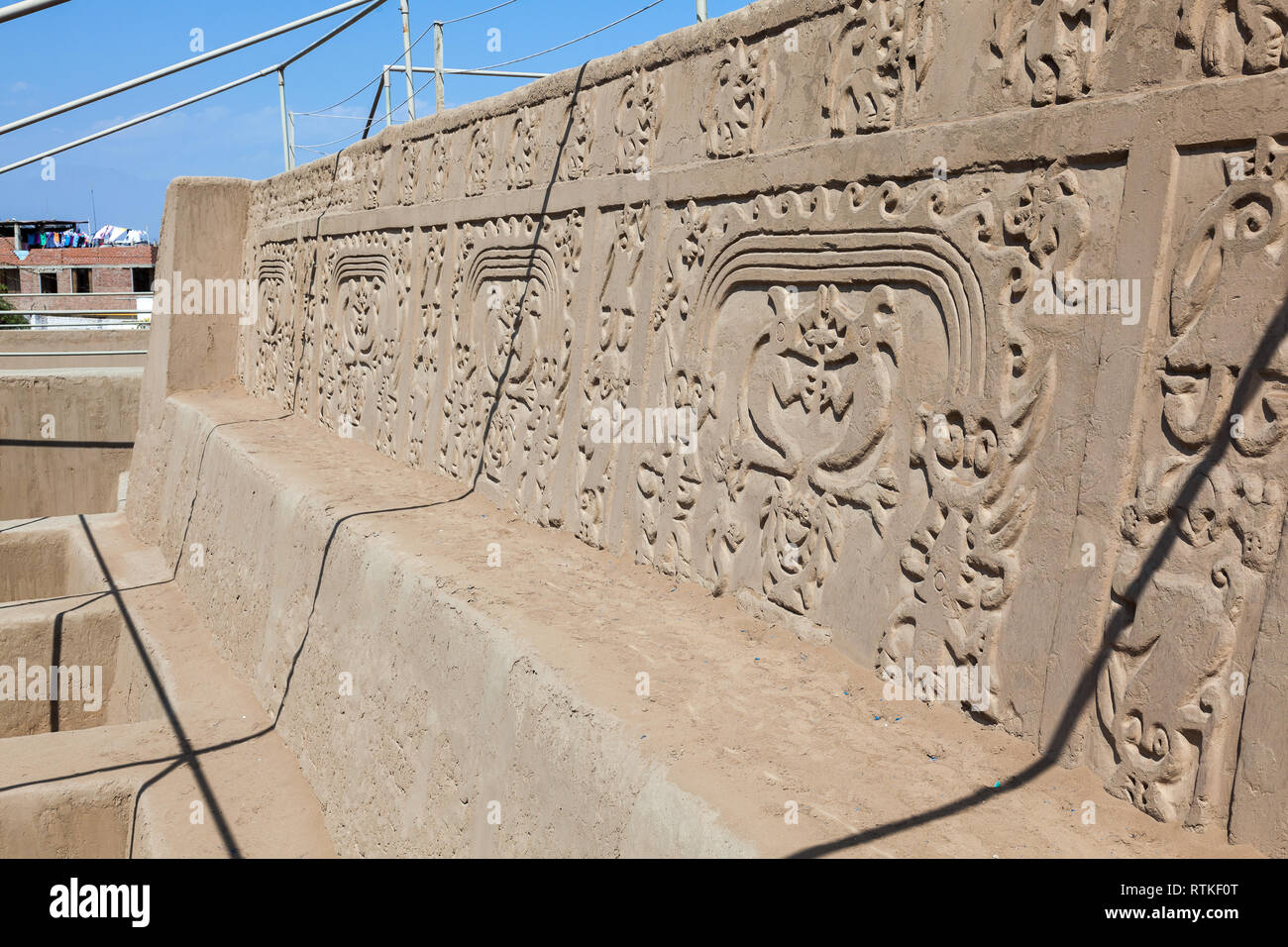 Huaca oder Tempel des Drachen oder den Regenbogen. Religiöse Gebäude der Chimu-kultur gebaut in Adobe mit seinen Mauern mit verschiedenen Motiven geschnitzt wie ein Stockfoto