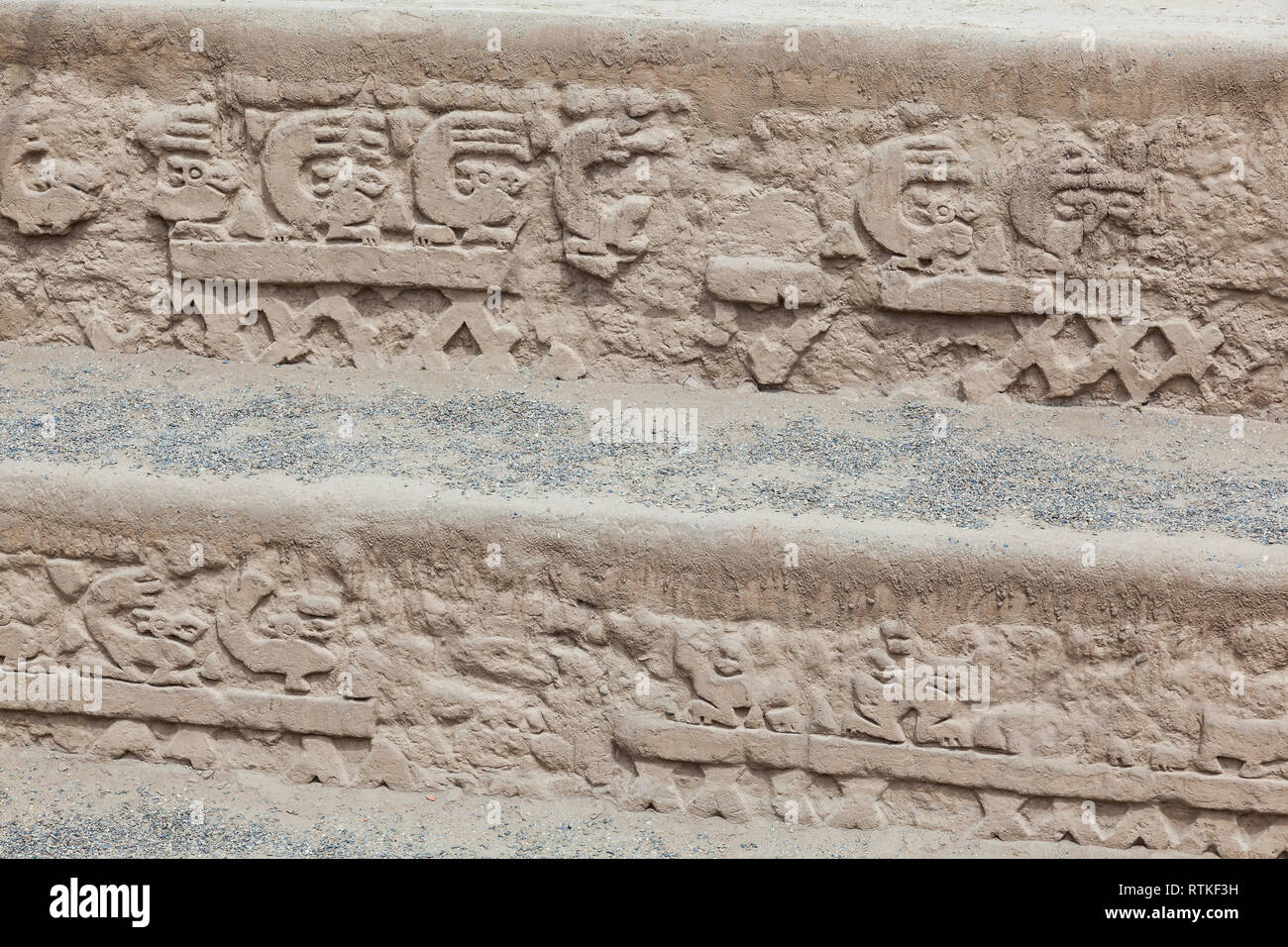 Huaca oder Tempel des Drachen oder den Regenbogen. Religiöse Gebäude der Chimu-kultur gebaut in Adobe mit seinen Mauern mit verschiedenen Motiven geschnitzt wie ein Stockfoto
