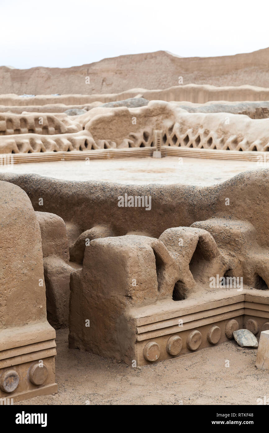 Ruinen von Chan Chan, wunderschön geschnitzten Wände, vielleicht der größten präkolumbischen Stadt in Südamerika. Es wurde die Hauptstadt des Chimú Stadt. Vielleicht. Stockfoto
