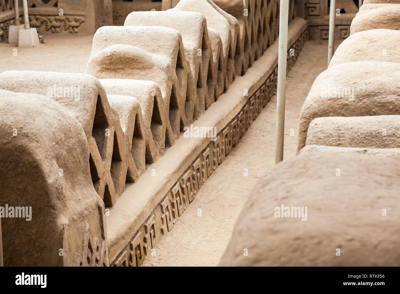 Ruinen von Chan Chan, wunderschön geschnitzten Wände, vielleicht der größten präkolumbischen Stadt in Südamerika. Es wurde die Hauptstadt des Chimú Stadt. Vielleicht. Stockfoto