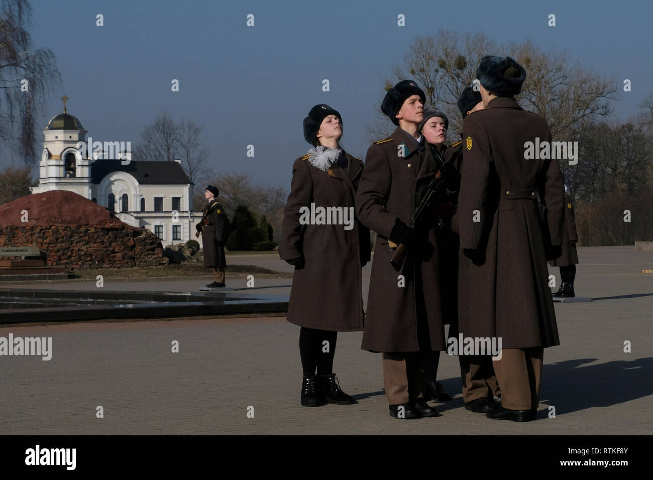 Soldaten der Streitkräfte der Republik Belarus steht fest im War Memorial Komplex' Brest Held Festung" in der Brester Festung früher als Brester Festung, ein aus dem 19. Jahrhundert russische Festung in der Stadt Brest, Belarus bekannt Stockfoto