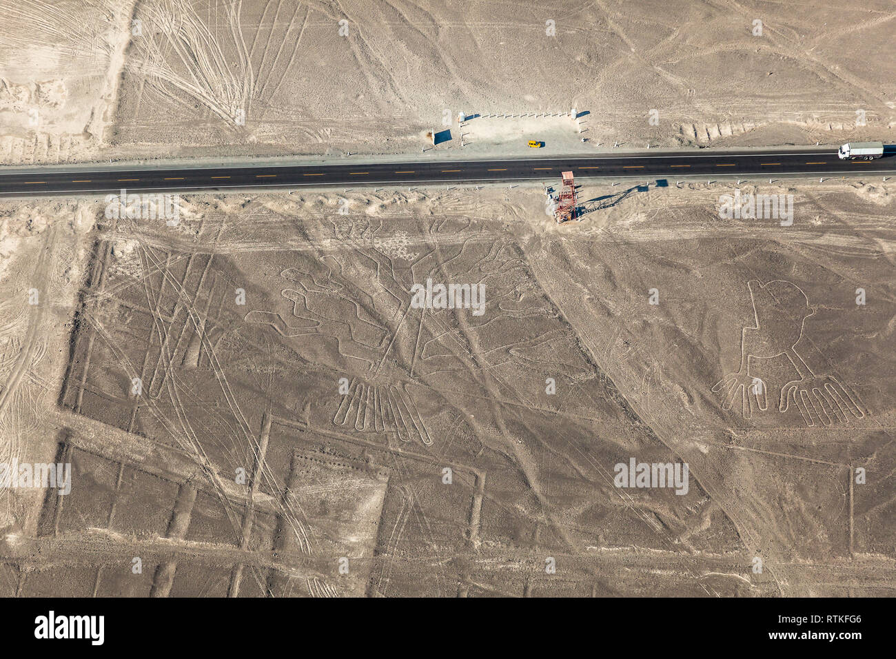 Luftaufnahme der Nazca Linien, Hände und Baum, neben der Straße und Aussichtsturm, Peru Stockfoto