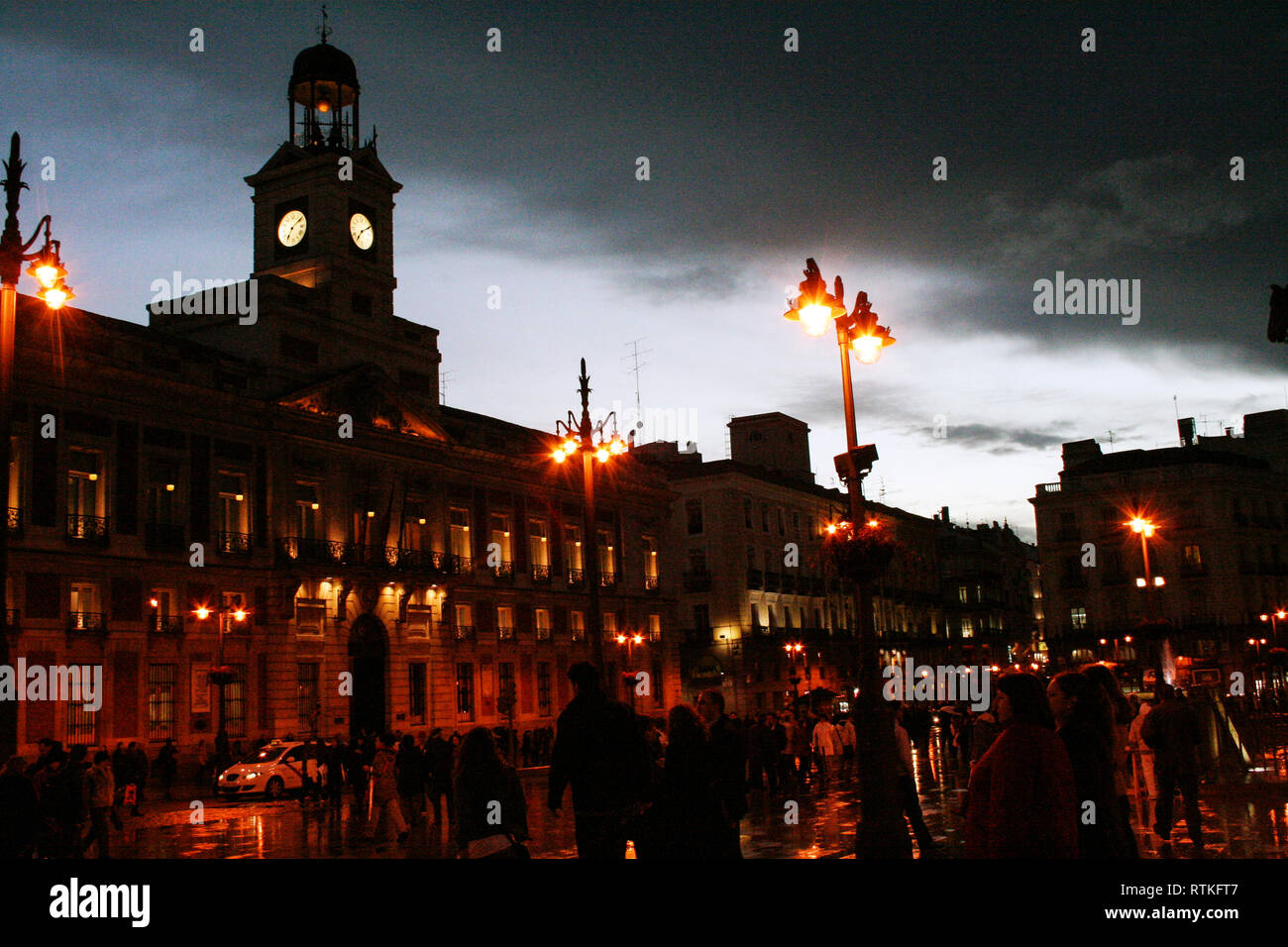 In Madrid - Spanien - Im Februar 2010 - Puerta del Sol bei Nacht Stockfoto