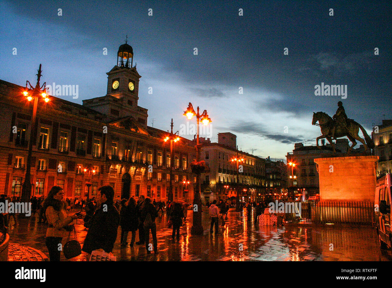 In Madrid - Spanien - Im Februar 2010 - Puerta del Sol bei Nacht Stockfoto
