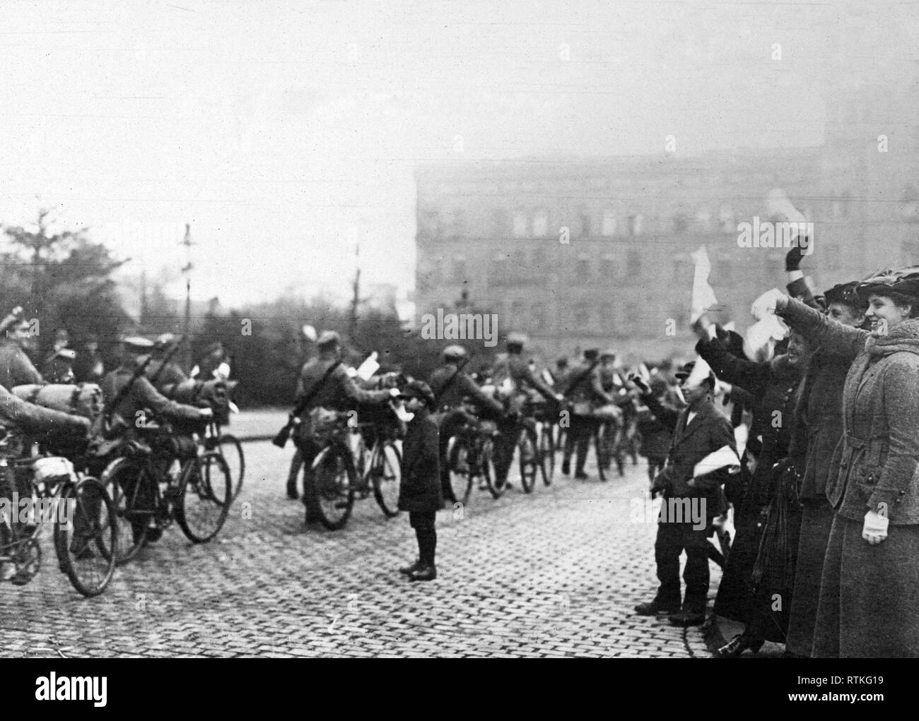 Deutsche Revolution - Regierung Truppen mobilisieren Ebert in Deutschland zu unterstützen. Loslösung der Deutschen Fahrrad corps marschieren durch die Straßen von Köln nach der Mobilisierung der Regierung Ebert zu erleichtern kann. 1918-1919 Stockfoto
