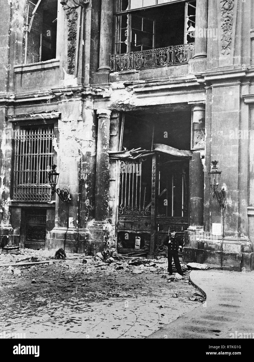 Deutsche Revolution - Störungen in Potsdam, Deutschland. Eingang zum Kaiserpalast in Potsdam ruinierte durch Spartacans Ca. 1918-1919 Stockfoto