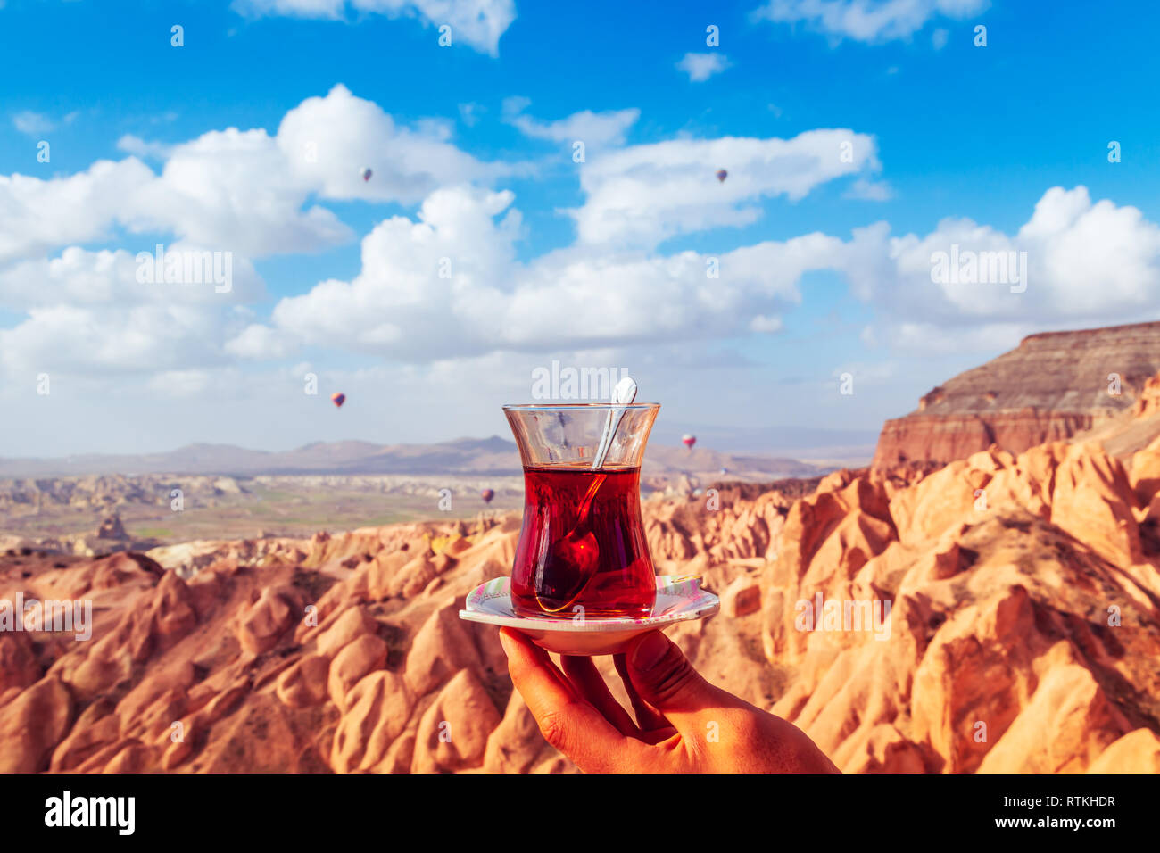 Tasse türkischen Kaffee vor dem Hintergrund der Landschaft von Kappadokien. Luftballons in den Himmel. Stockfoto