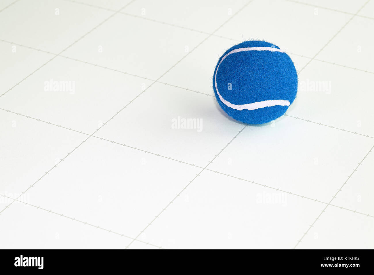 Blau; Tennis; Ball; Weiß; Hintergrund; Neuheit; Grid Stockfoto