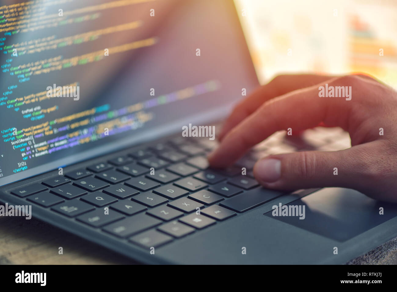 Closeup Codierung auf dem Bildschirm, Hände coding html und Programmierung auf dem Bildschirm laptop, Web Development, Entwickler Stockfoto