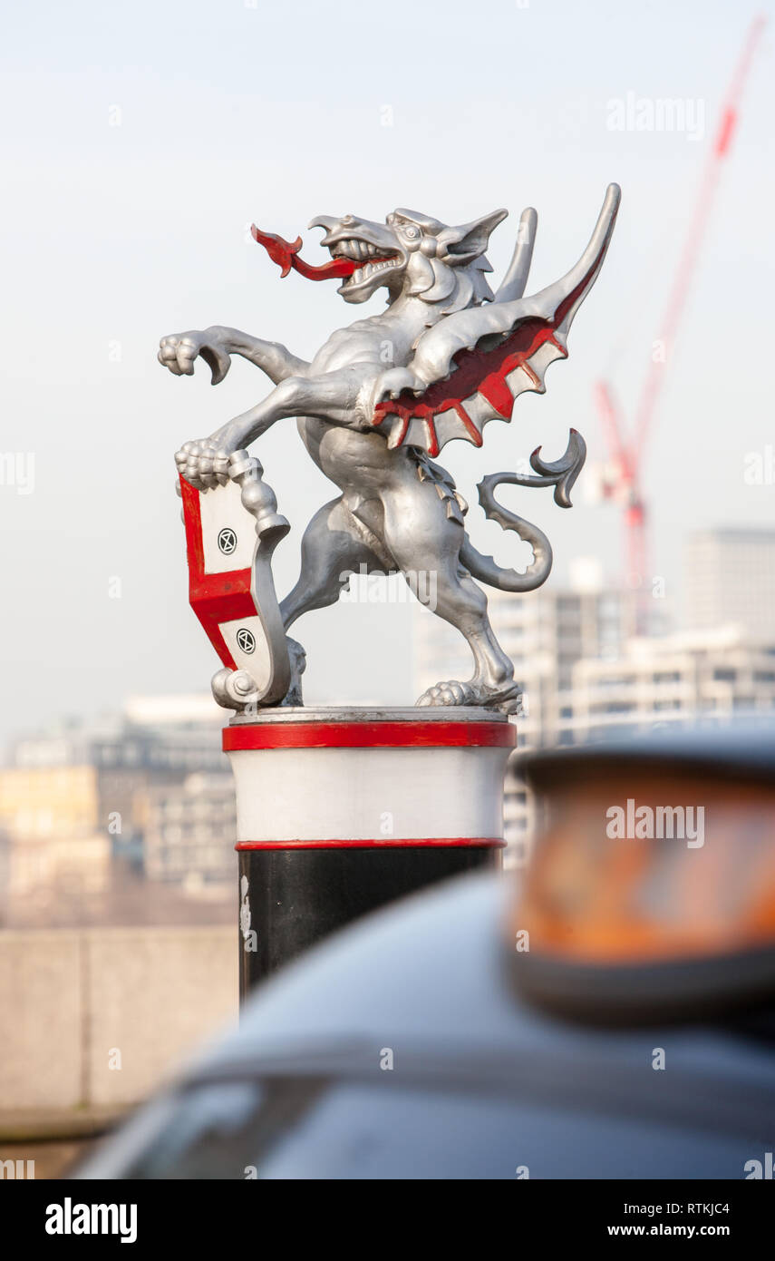 Stadt London, CBD, Silber, Drache, Grenze, Marker, Eingang, auf, Süden, Ende, der, Blackfriars Bridge, Guss, Eisen, Statue, Statuen, London, England, Englisch, Großbritannien, G.B., Stockfoto