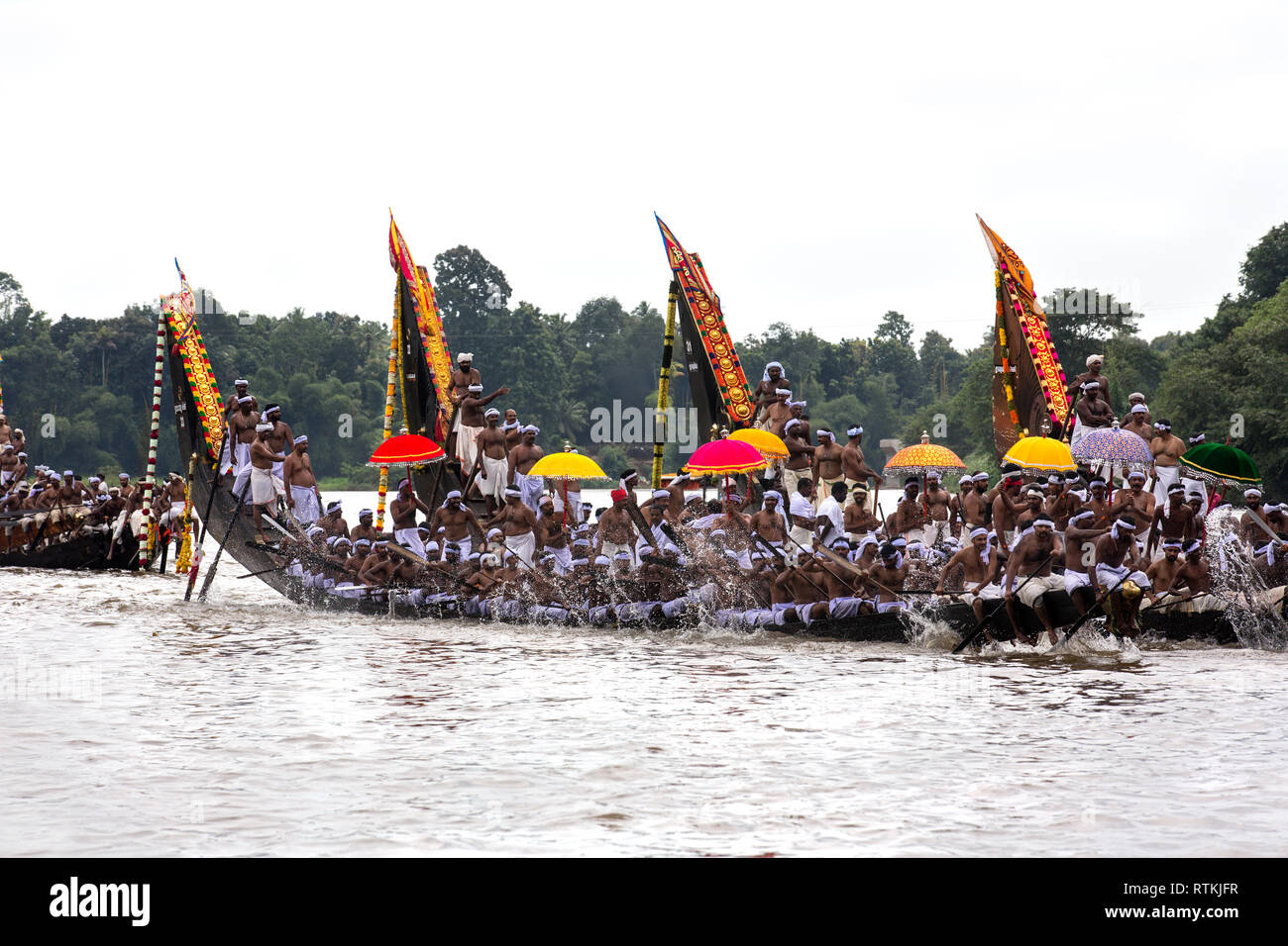 Dekorierte Boote, auch Palliyodam genannt, und Ruderer vom Aranmula Boat Race, dem ältesten Flussbootfest in Kerala, Aranmula, Schlangenbootrennen, indien Stockfoto