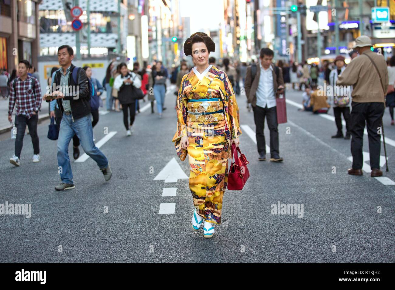 Schöne fremde Frauen tragen traditionelle Japanische kostüm Kimono in den Straßen von Tokio, Japan, multi-ethnische Japan, Japanisch Straße, Tokyo street Stockfoto
