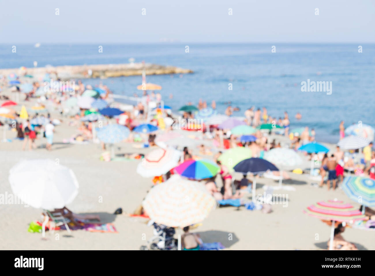 Strand mit dem bunte Sonnenschirme - unscharfes Bild Stockfoto