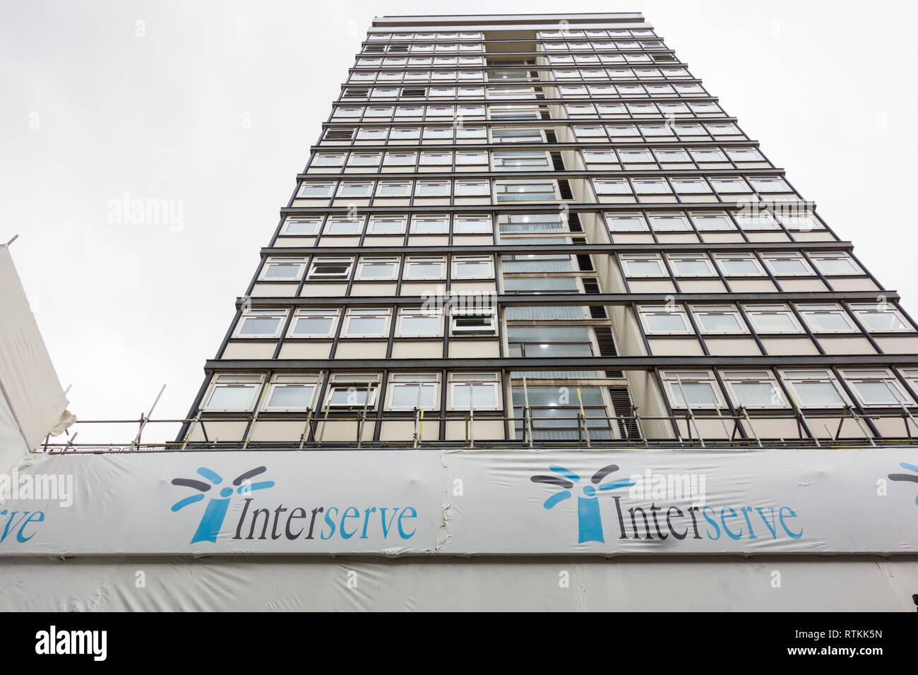 Interserve signage außerhalb Neuentwicklung auf Berwick Street, Soho, London, UK Stockfoto