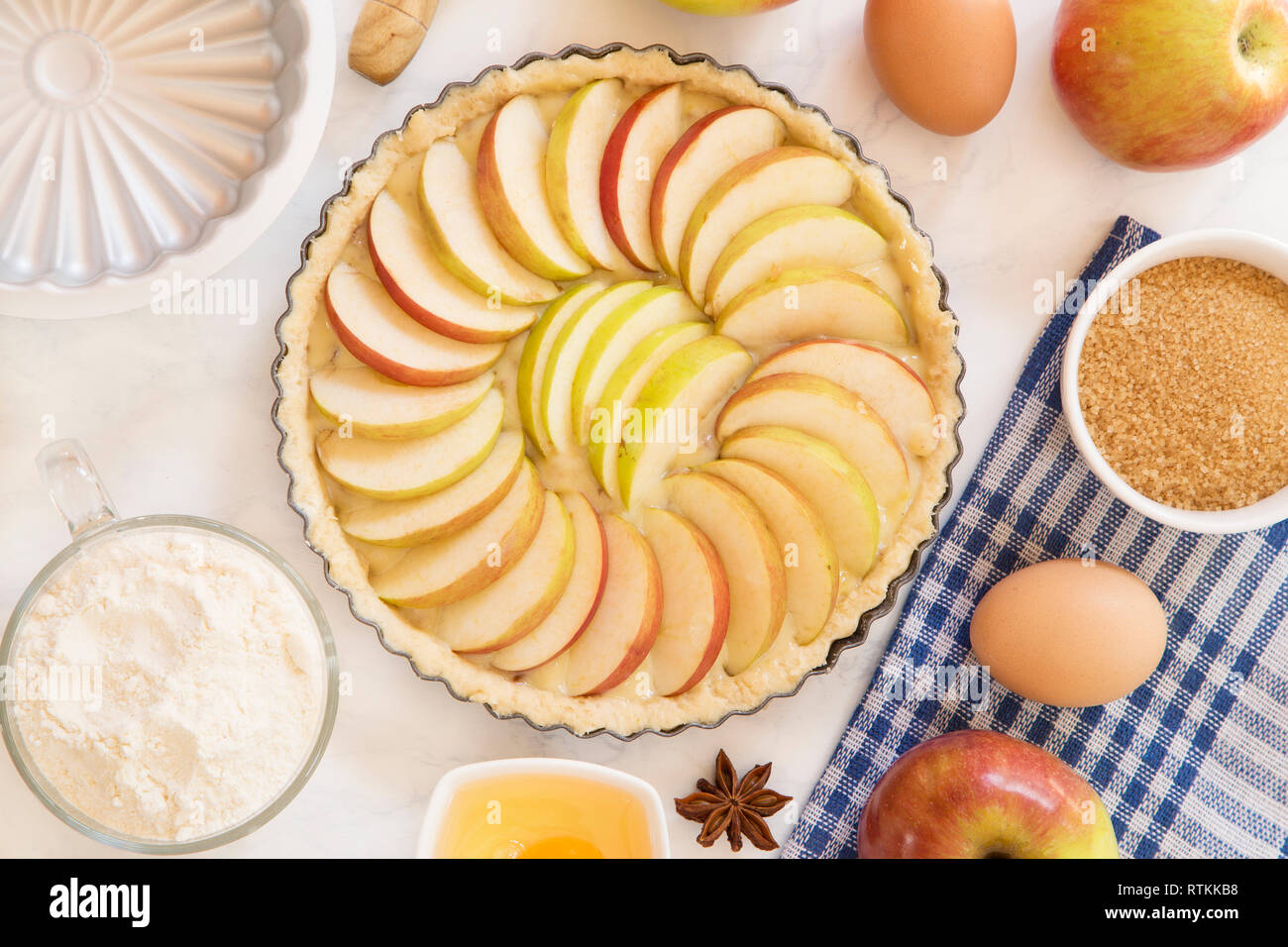 Apfelkuchen Vorbereitung mit Zutaten Stockfoto