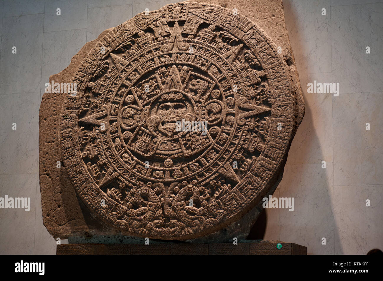 Der aztekischen Sonne Stein (Spanisch: Piedra del Sol) ist eine späte post-klassischen Mexica Skulptur im Nationalen Museum für Anthropologie in Mexiko Stadt. Stockfoto