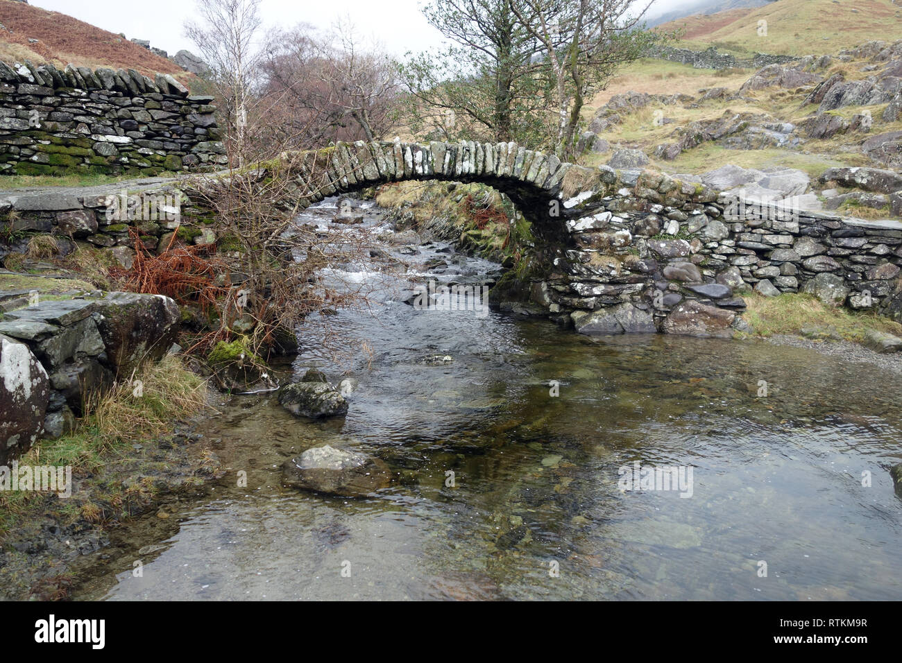 Hohe Schweden Brücke über Scandale Beck auf dem Weg zum Wainwright Rot Geröllhalden im Nationalpark Lake District, Cumbria, England, UK. Stockfoto