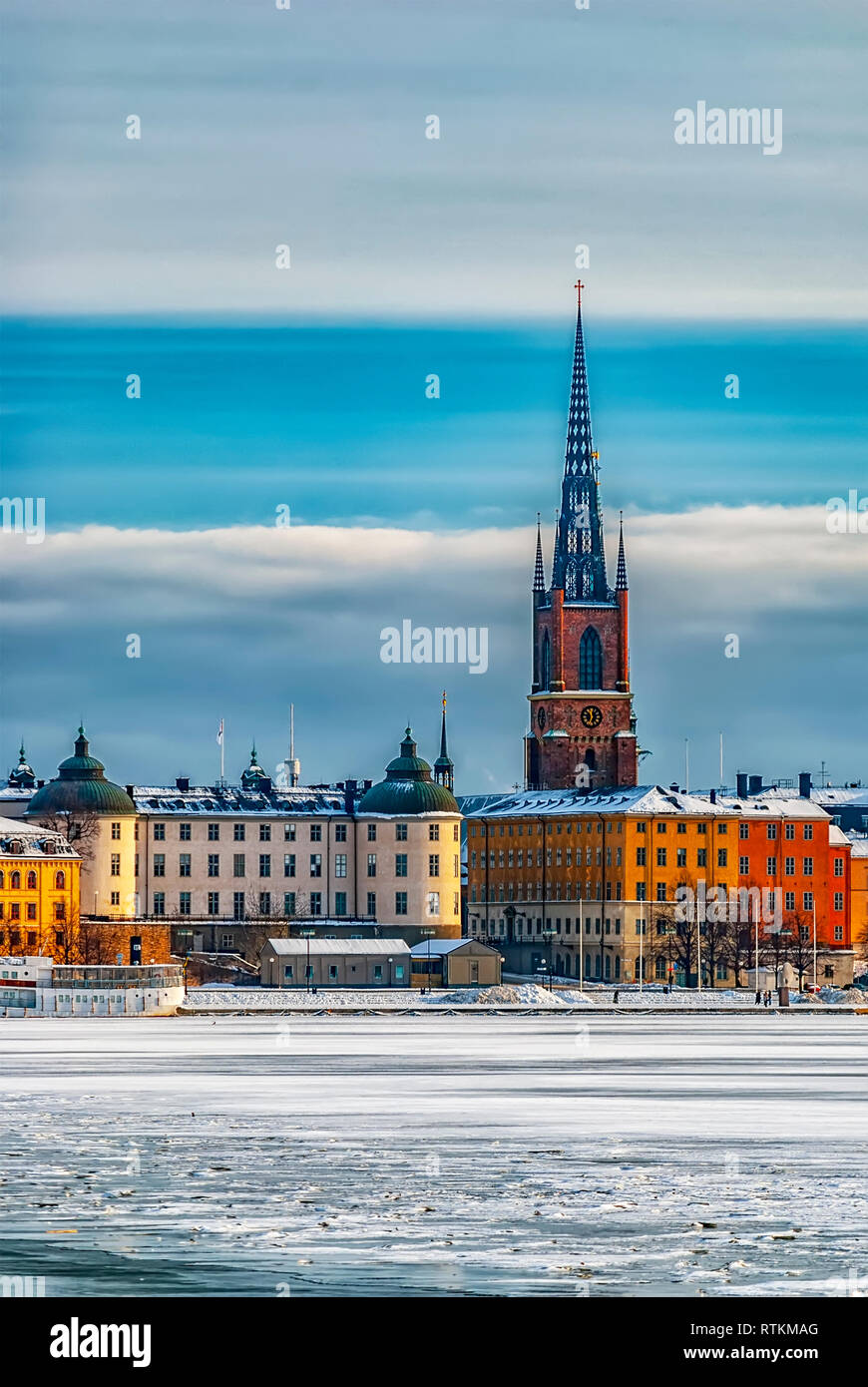 Ein Blick auf Stockholms Gamla Stan Region aus über den gefrorenen Fluss im Winter. Stockfoto
