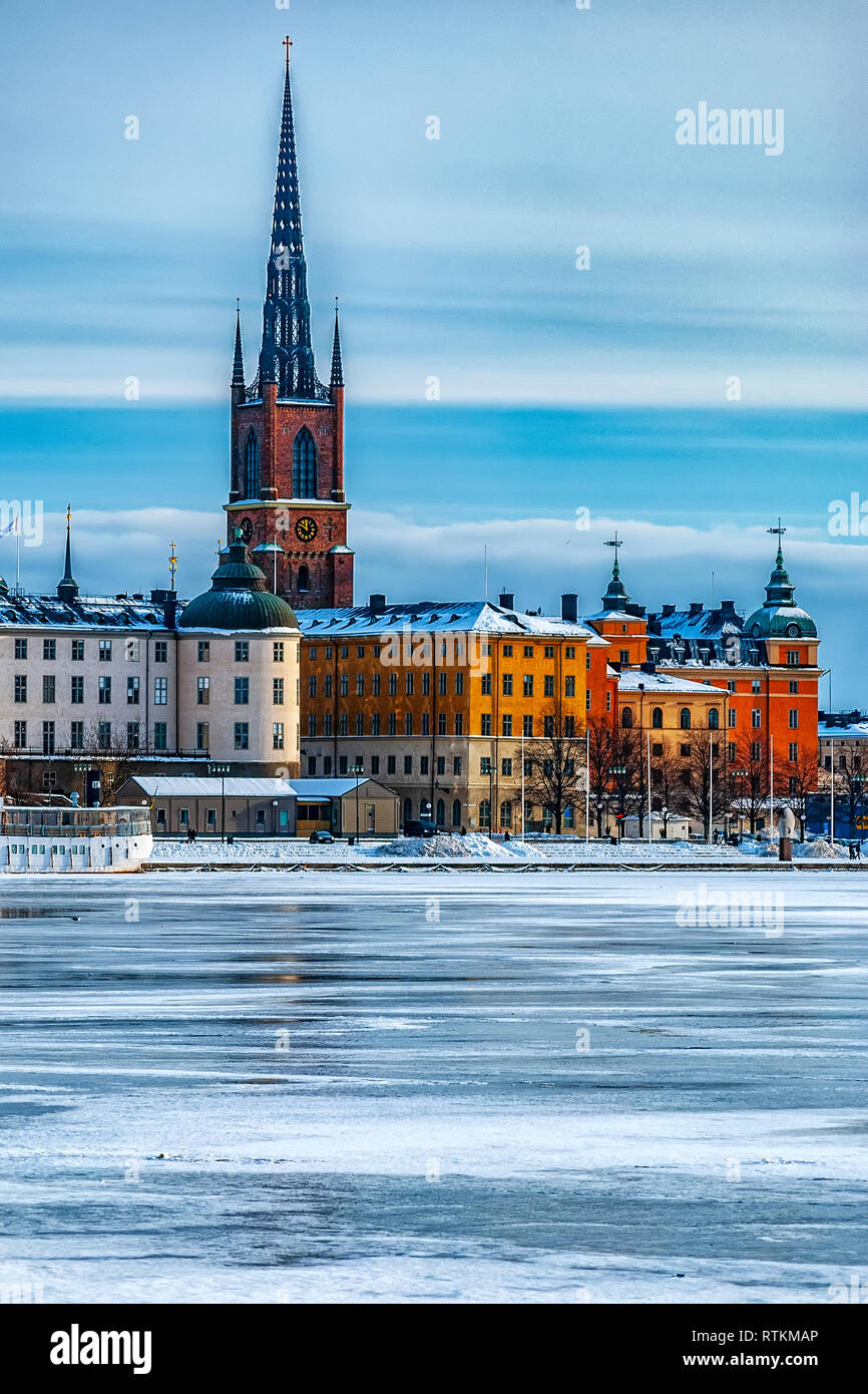 Ein Blick auf Stockholms Gamla Stan Region aus über den gefrorenen Fluss im Winter. Stockfoto