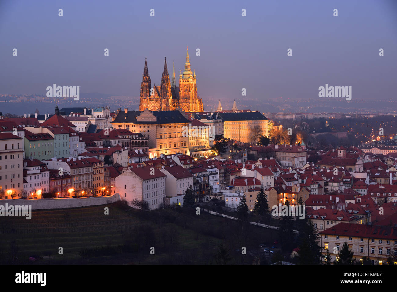 Der Prager Burg und der St. Veits Dom mit Nachtbeleuchtung. Fragment der Stadtteil Kleinseite (Malá Strana). Winter Abend. Stockfoto
