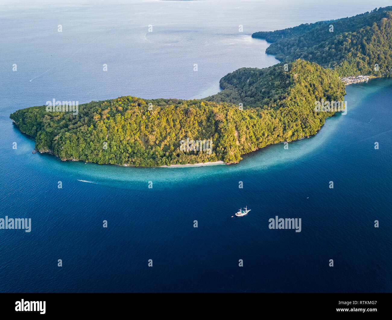 Luftaufnahme von Banda Besar Insel, Banda Inseln, Sumatra, Indonesien, Banda See, Pazifischer Ozean Stockfoto