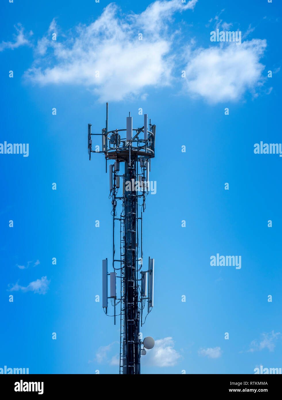 3G, 4G und 5G-Mobilfunk. Basisstation oder Base Transceiver Station. Telecommunication Tower. Drahtlose Kommunikation Antenne Sender. Stockfoto