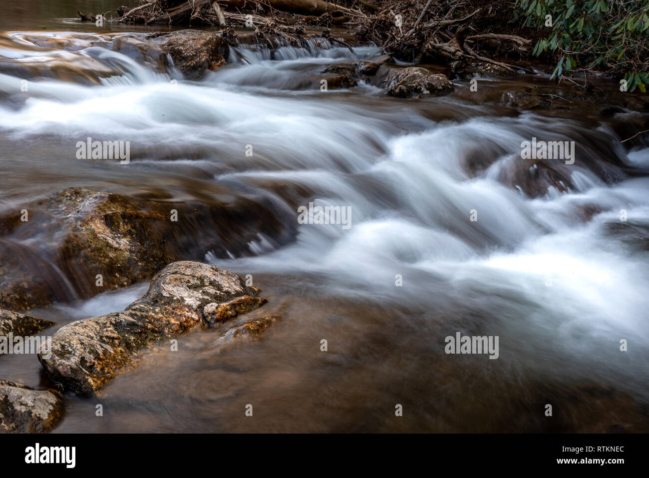 Lange Belichtung in Wasser bei einer friedlichen und schließen Wanderweg in North Georgia Stockfoto