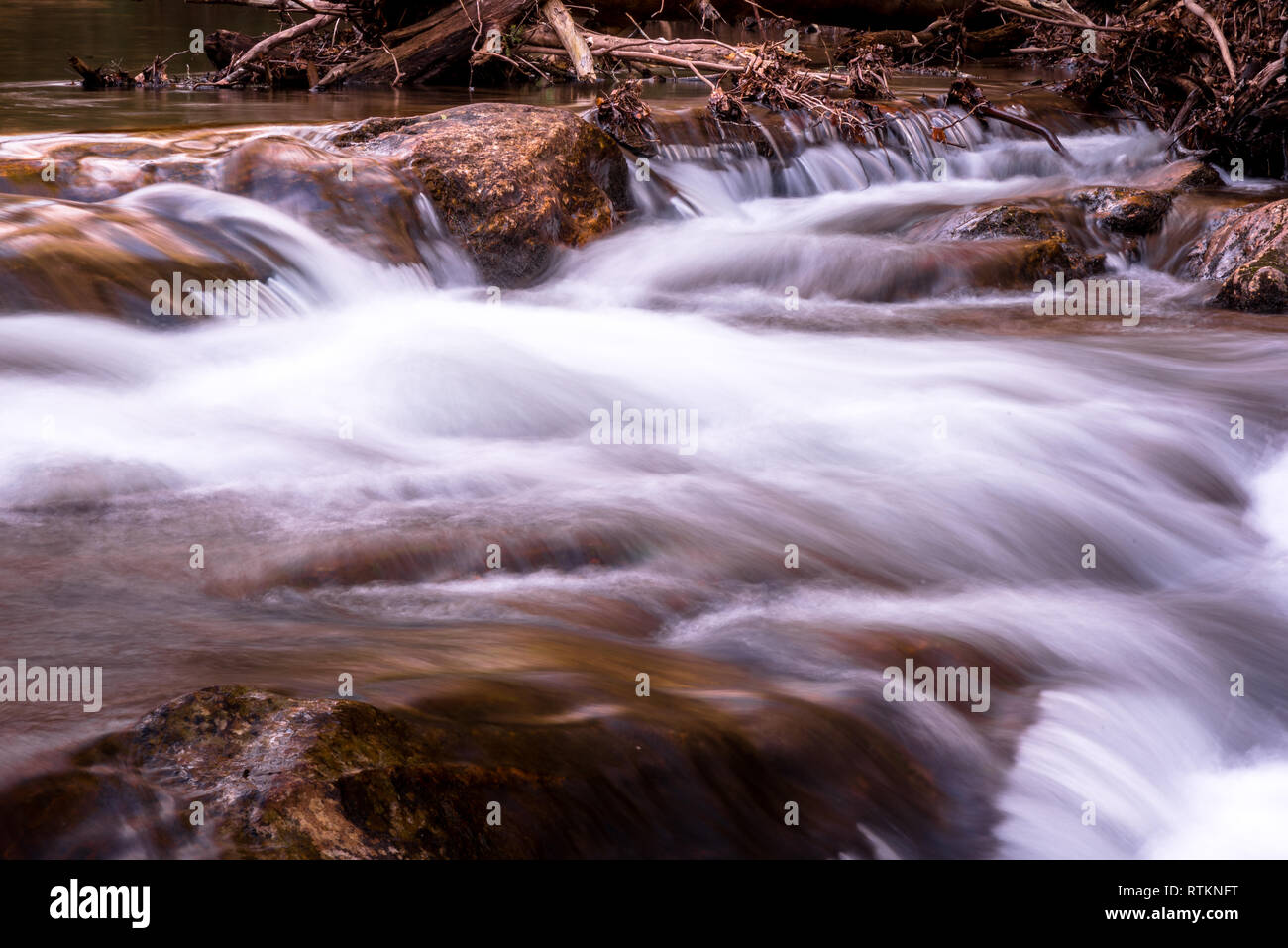 Lange Belichtung in Wasser bei einer friedlichen und schließen Wanderweg in North Georgia Stockfoto