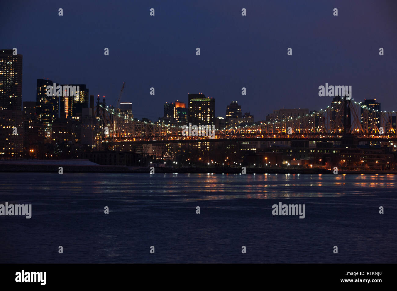 Ed Koch Queensborough Bridge und NYC Skyline bei Nacht Stockfoto