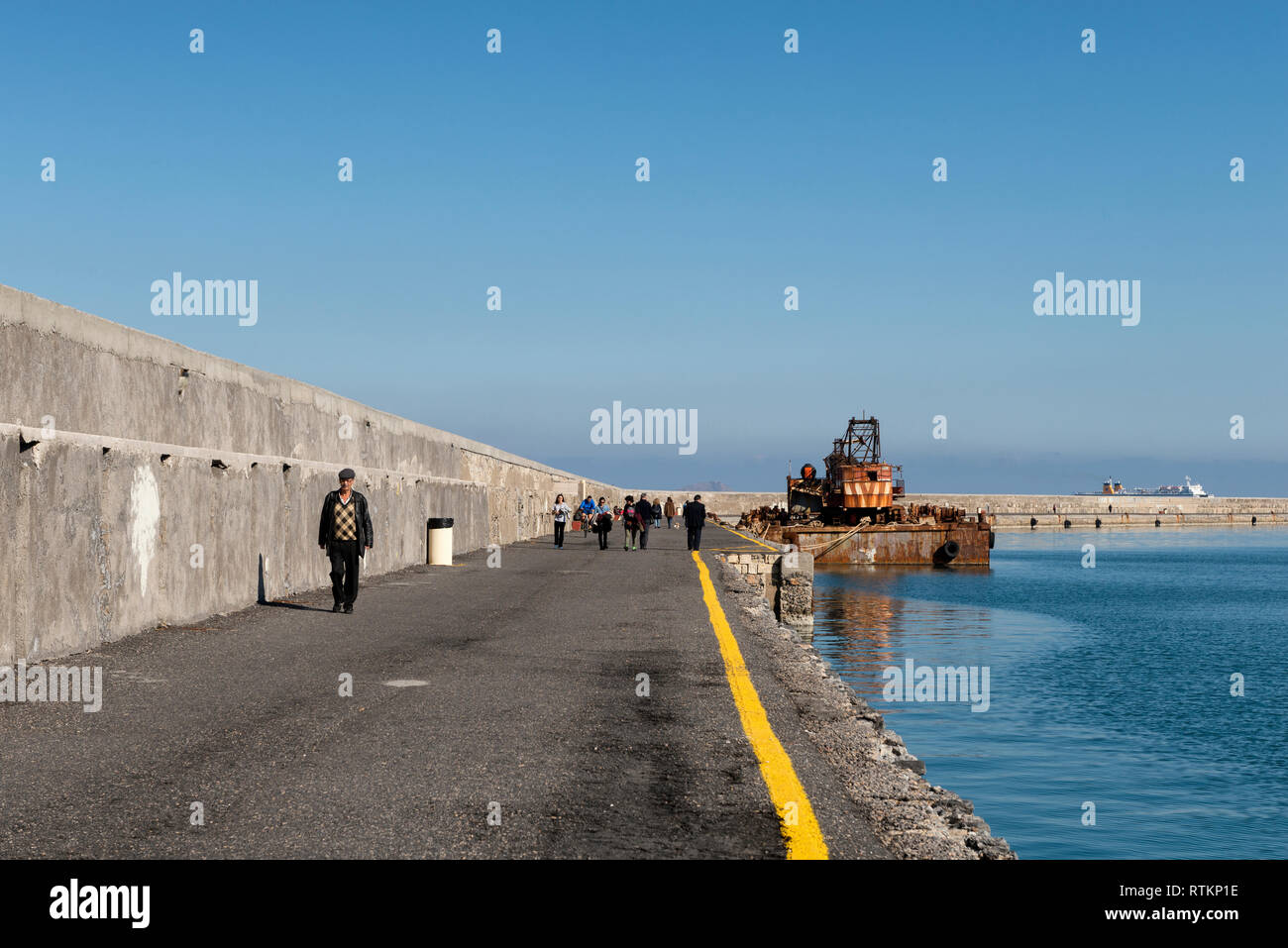 Mann entlang Heraklion Hafen in Creete, Griechenland Stockfoto